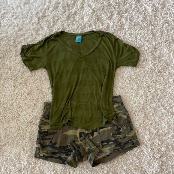 H.I.P V-Neck Short Sleeve Striped Tee. Olive Color. Medium. Lightweight. Comfy - Picture 2 of 11